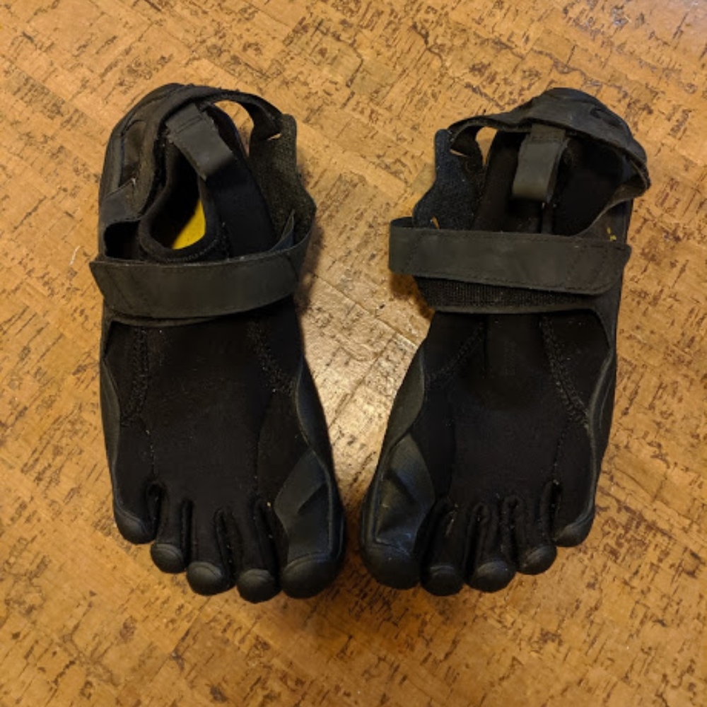 Vibram five finger toe shoes size W38